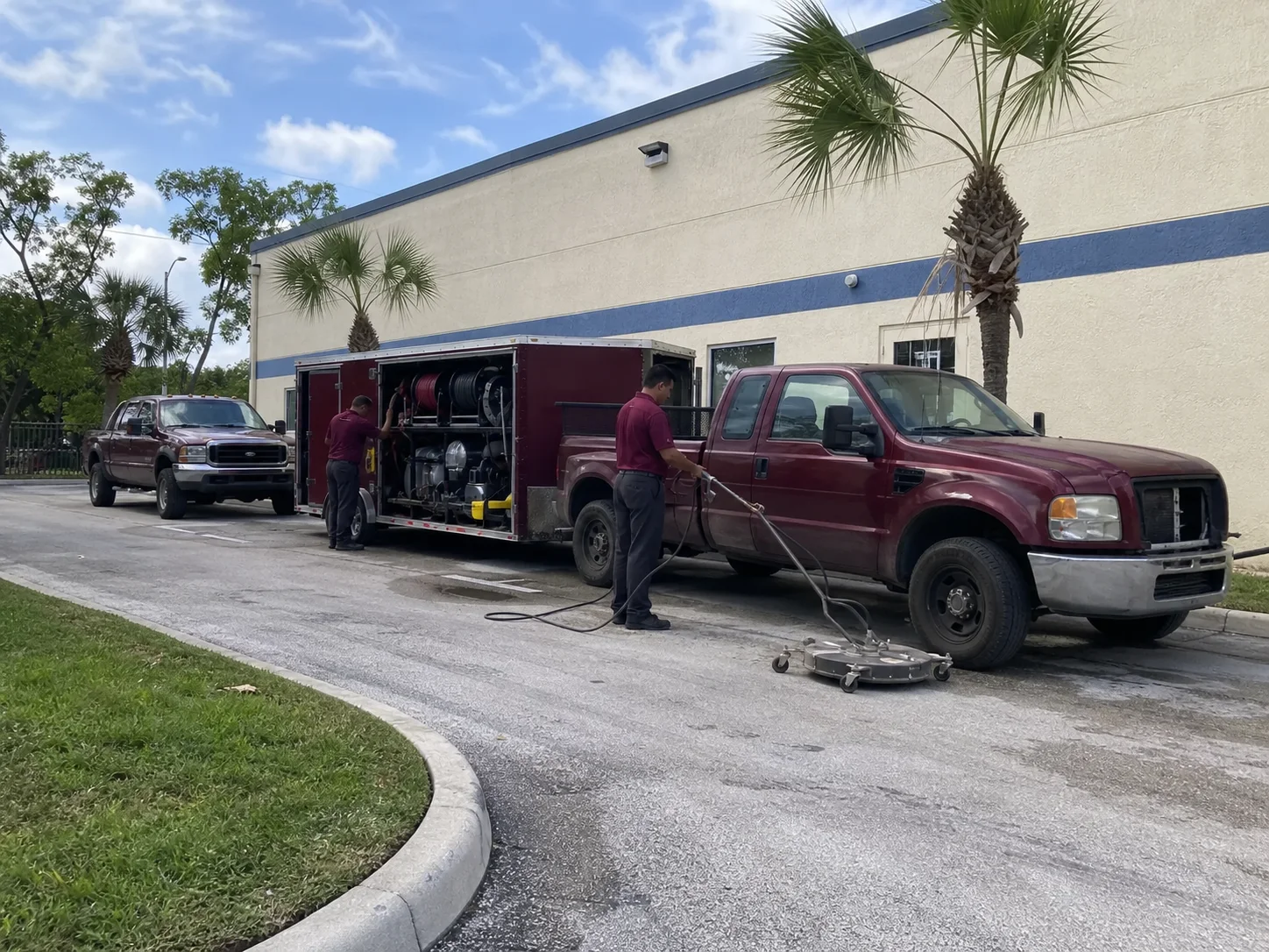 2Clean commercial exterior-cleaning fleet staged at a South Florida property